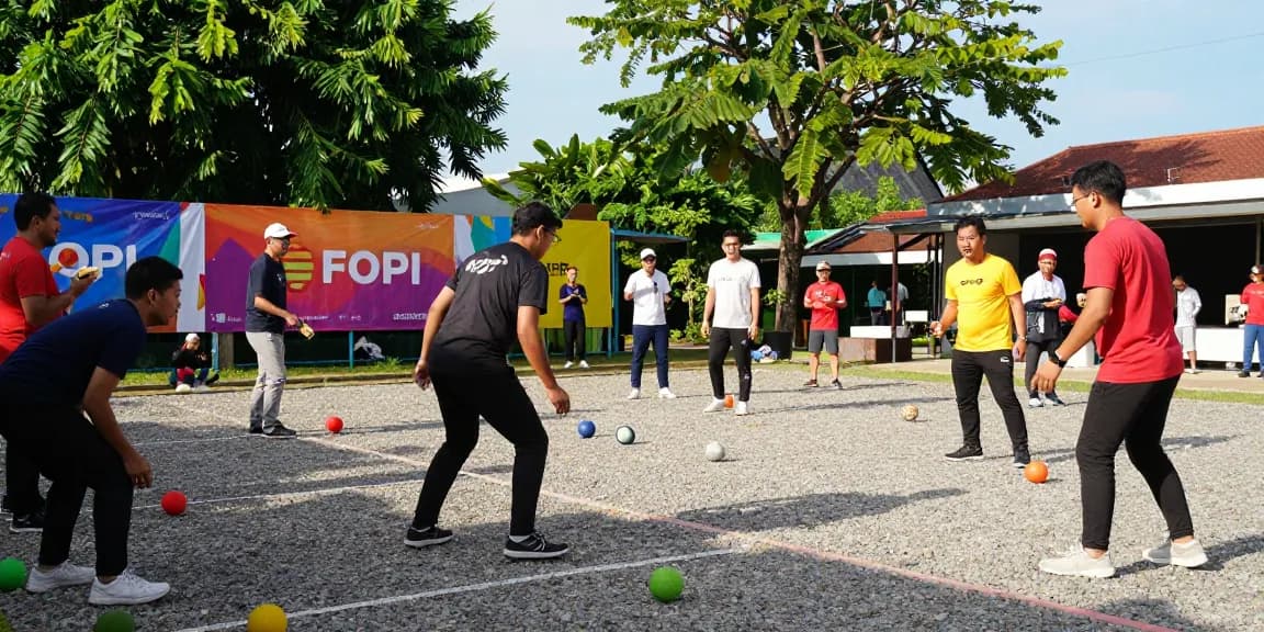 Community gathering at FOPI Kota Palopo petanque court, showcasing player interaction and sportsmanship.